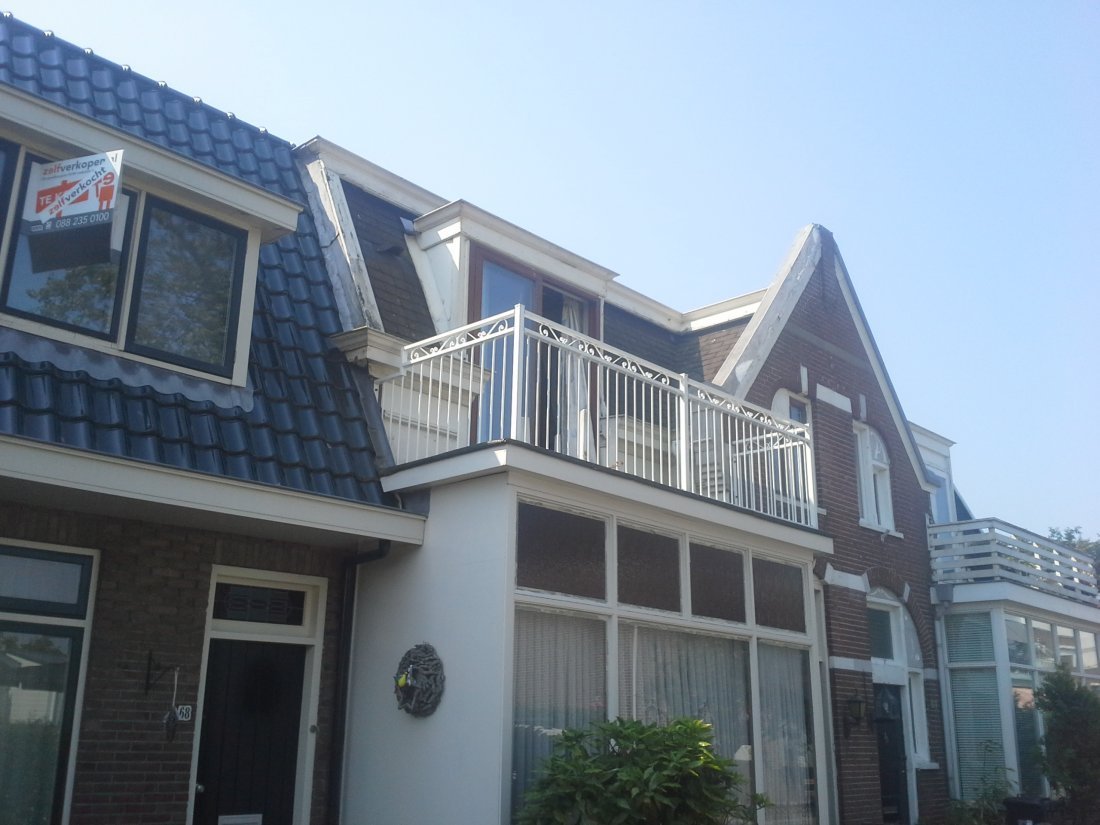 Geplaatste stalen balustrade langs een woning