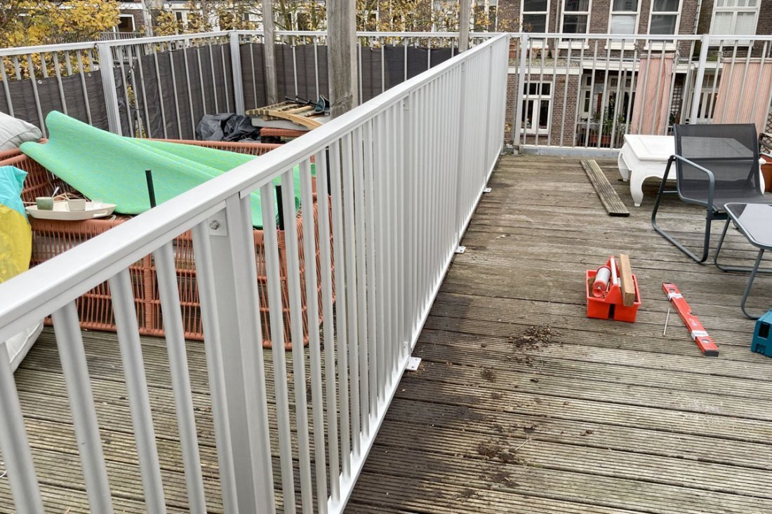 Strakke balustrade langs een balkonrand