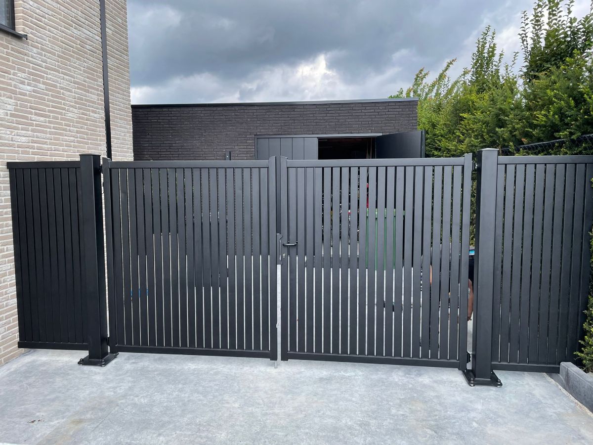 Stalen inrijpoort in antracietgrijs