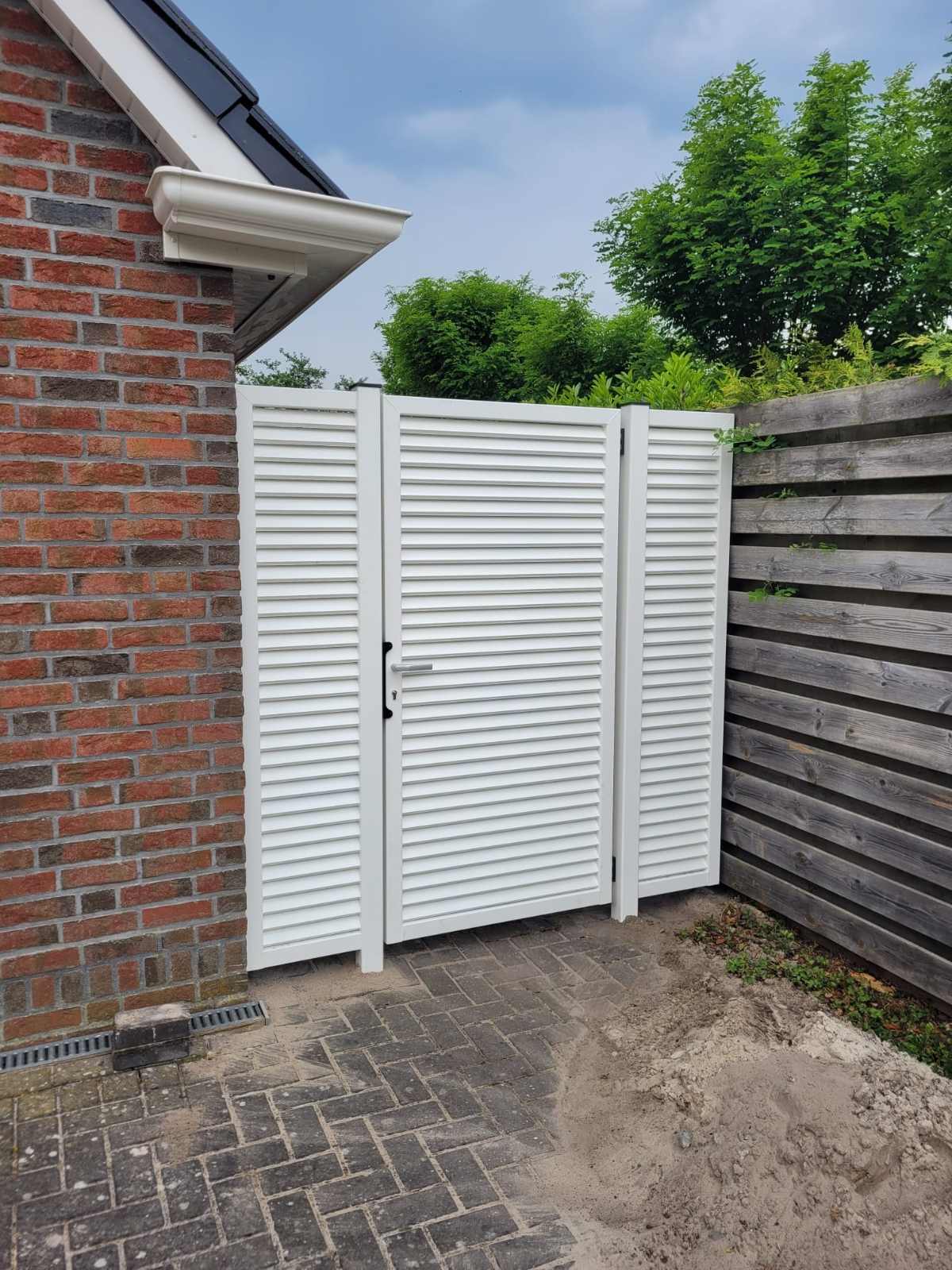 Poort en hekwerk in dezelfde uitvoering