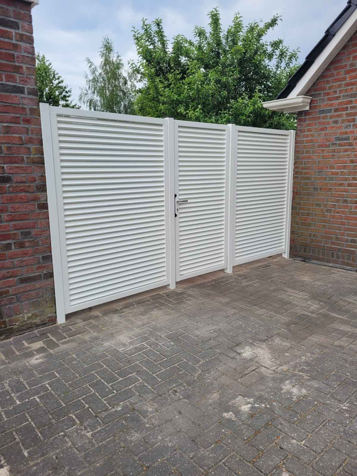 Stalen poort bij een bedrijfsterrein