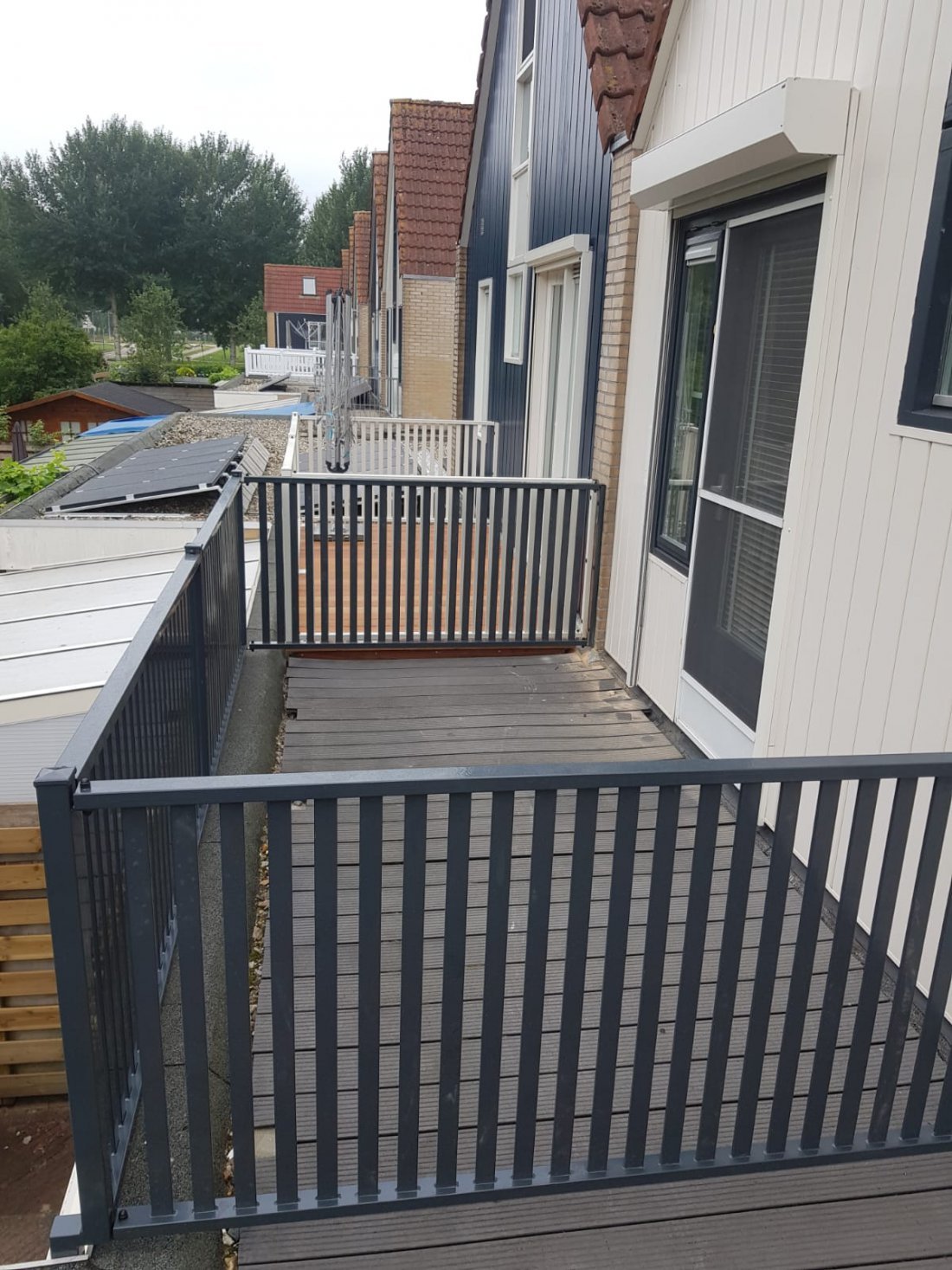 Stalen balustrade met spijlvulling langs een balkon