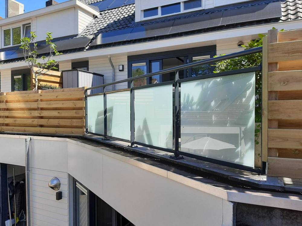 Glazen Balustrade G04 op een balkon