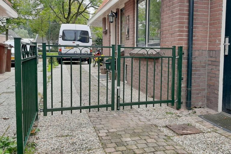 Stalen poort op maat geplaatst door Hekwerkkampen.nl