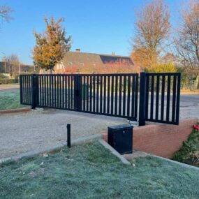Stalen inrijpoort met bovenregel