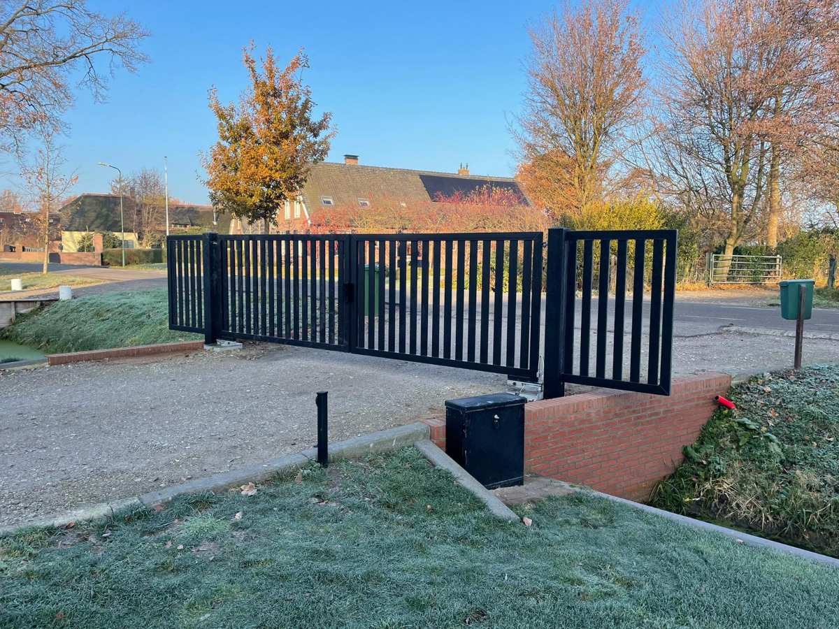 Stalen inrijpoort met bovenregel