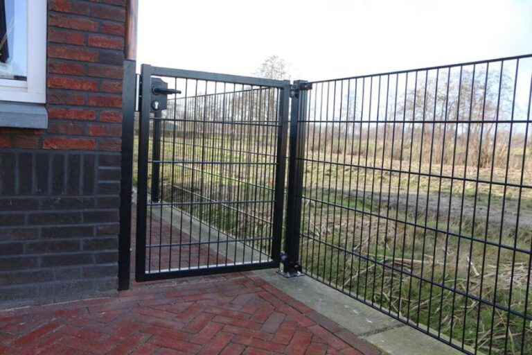 dubbelstaafmat hekwerk met looppoort