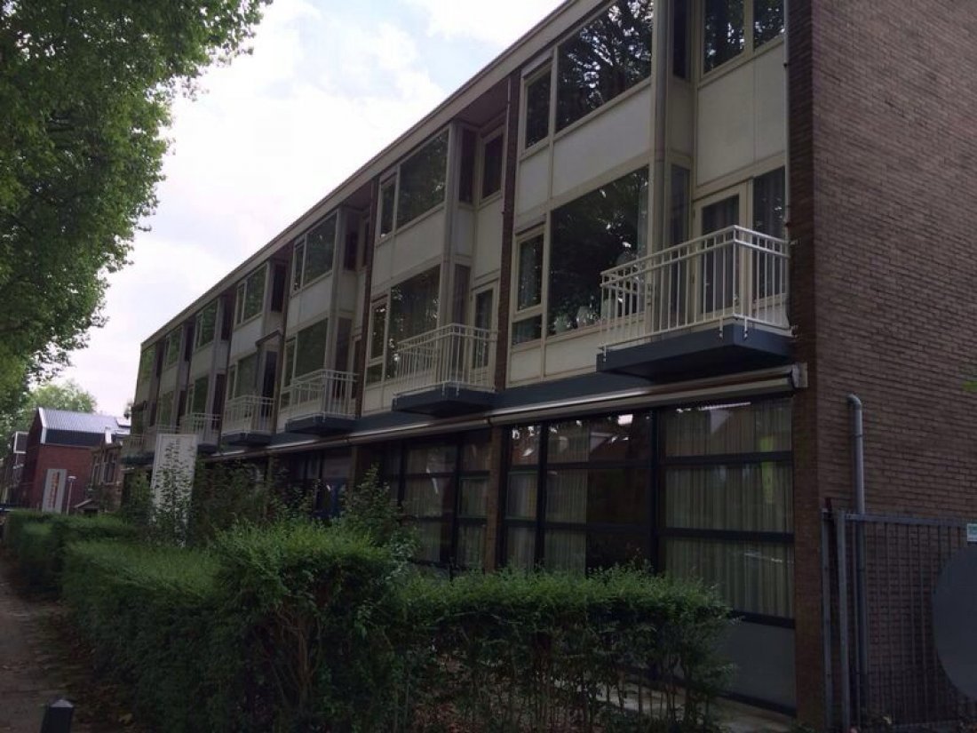 Stalen balustrade op maat langs een galerij