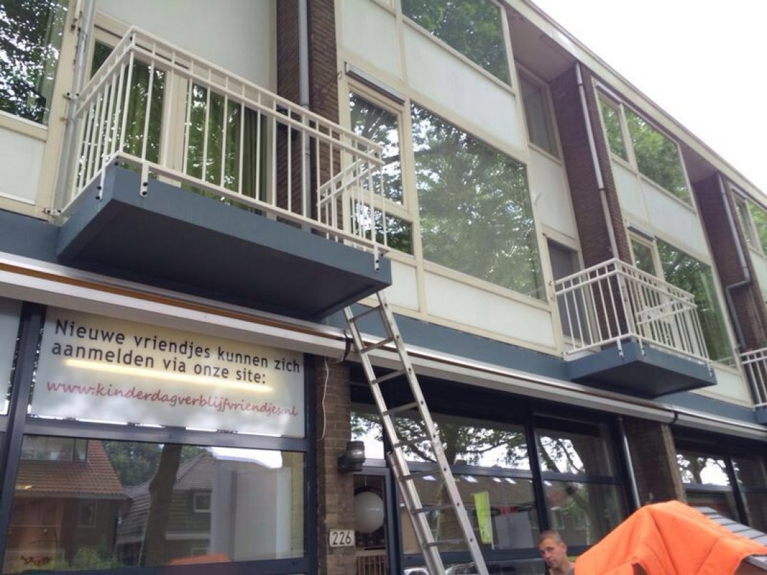 Detail van een stalen balustrade met staanders