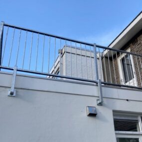 Stalen balustrade met een dichte plaatvulling