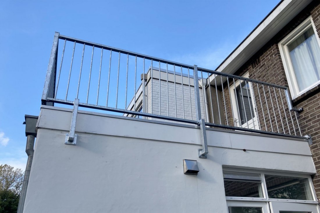 Stalen balustrade met een dichte plaatvulling