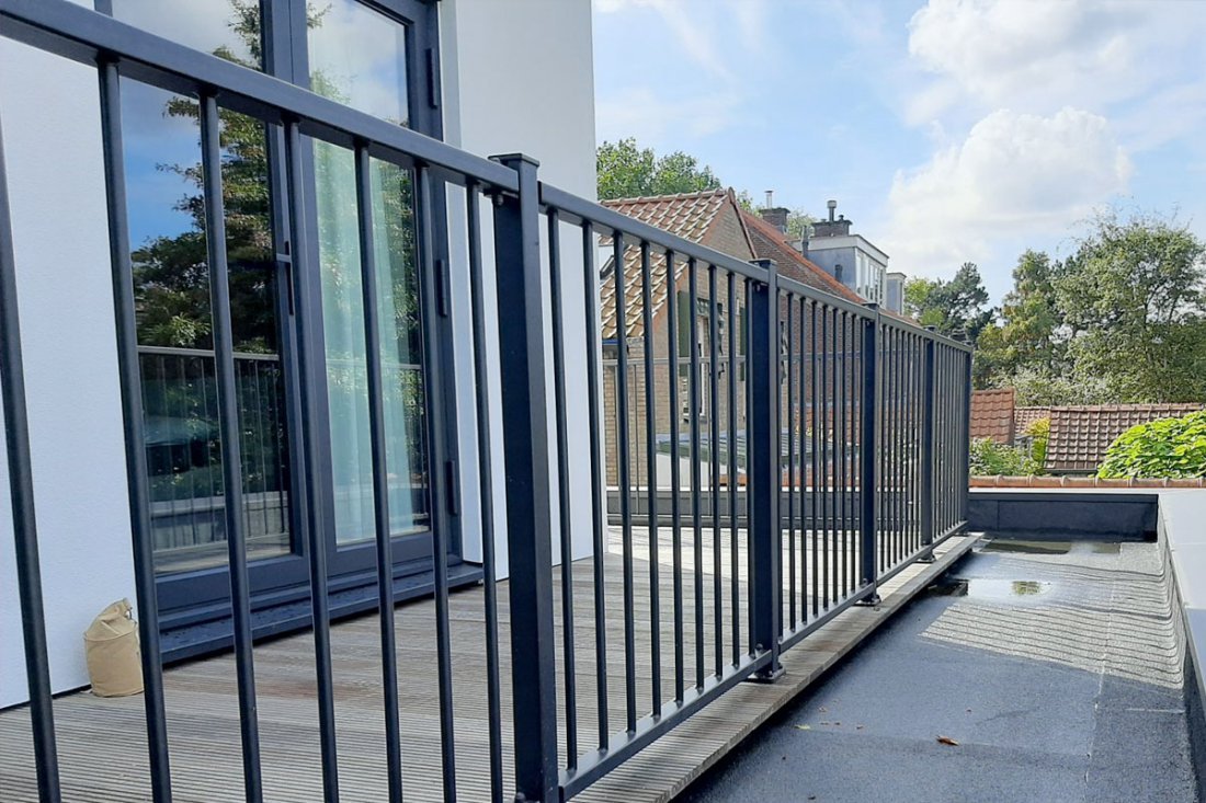 Balustrade met vlakvulling langs een balkon