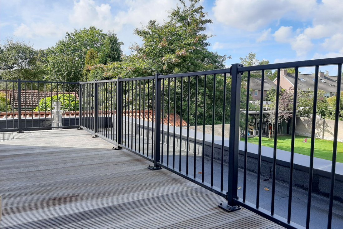 Stalen balustrade met halfopen vulling
