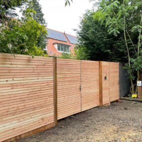 Stalen poortframe met houten vulling