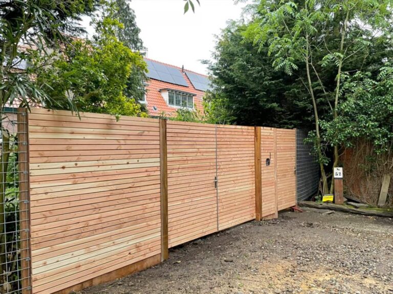 Stalen poortframe met houten vulling