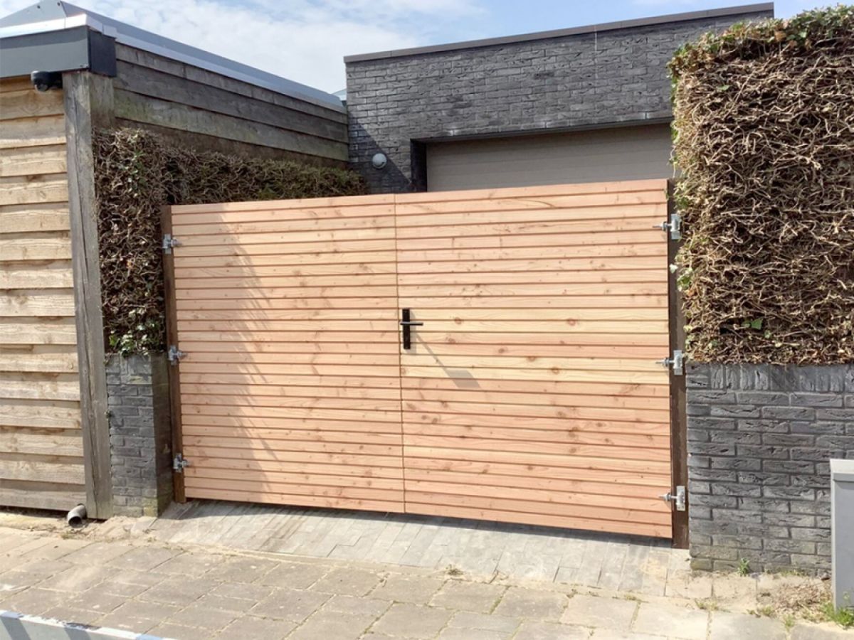 Stalen poortframe met houten vulling
