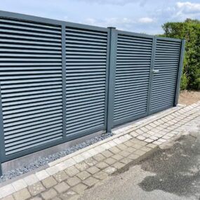 Stalen poort met dichte panelen