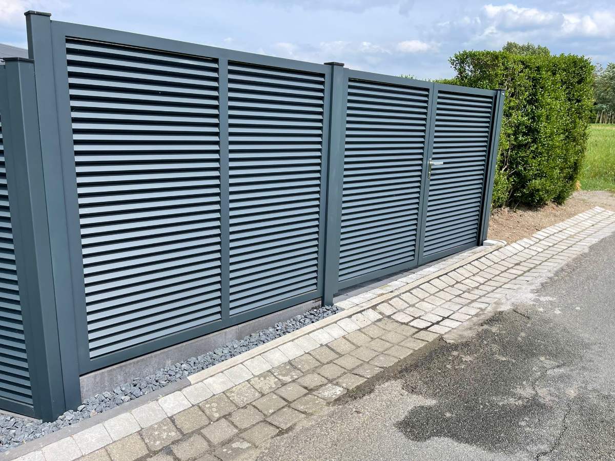 Stalen poort met dichte panelen