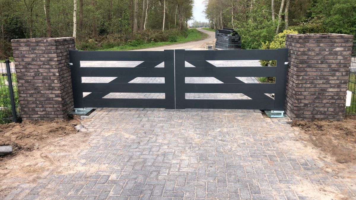 Inrijpoort met dubbelstaafmatvulling