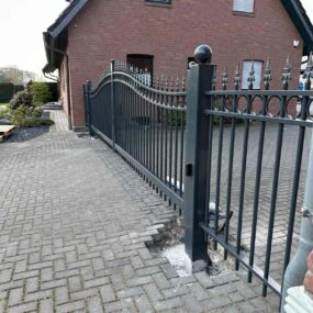 Inrijpoort met hekwerk ernaast