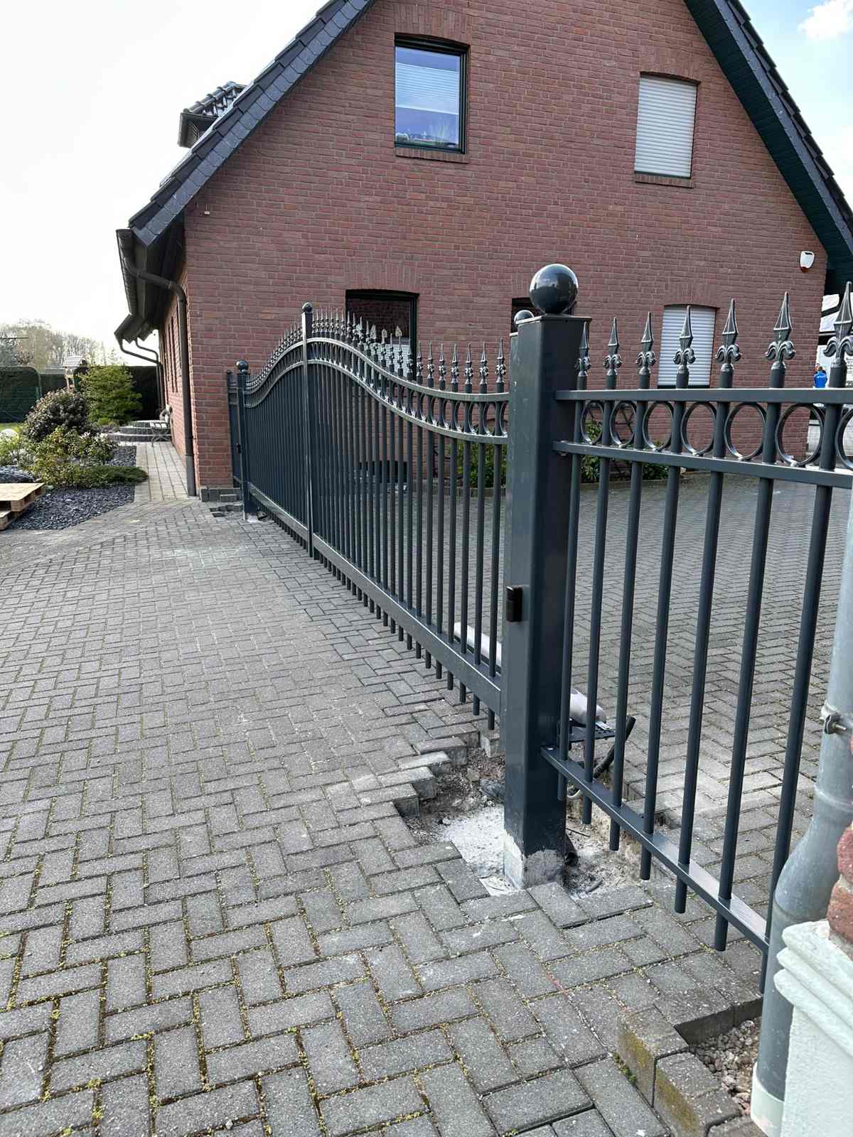 Inrijpoort met hekwerk ernaast