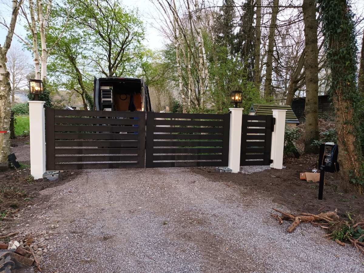 Stalen poort met rails