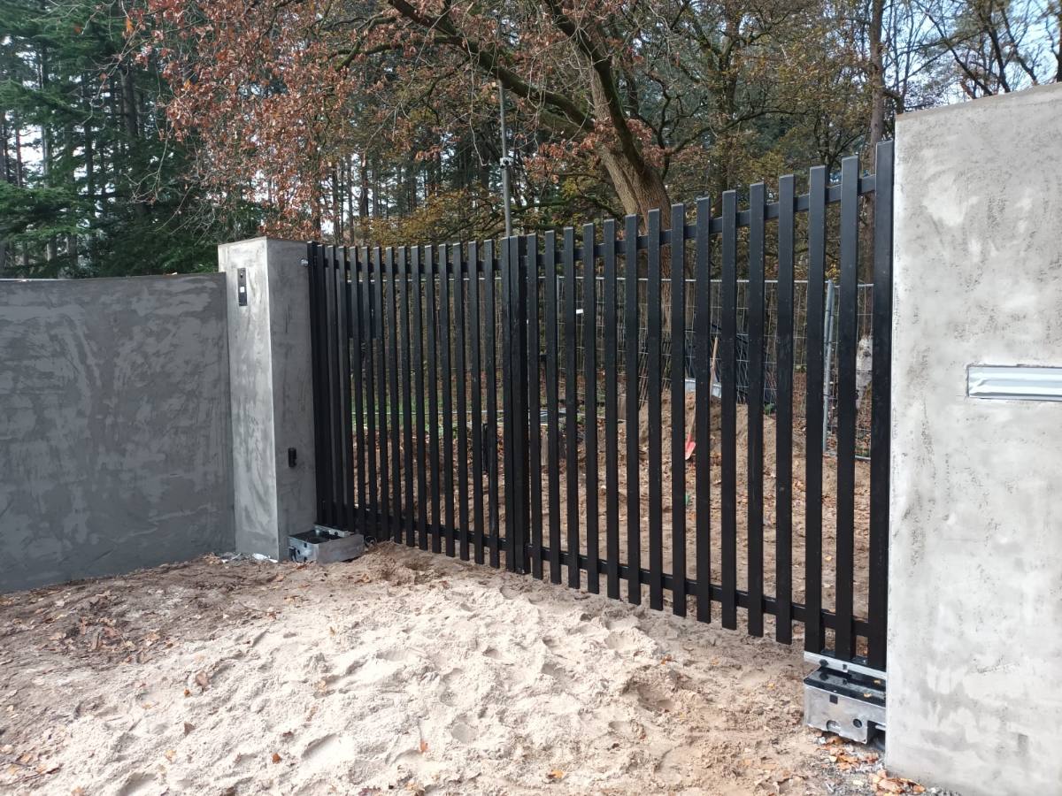 Poort bij een bedrijfspand