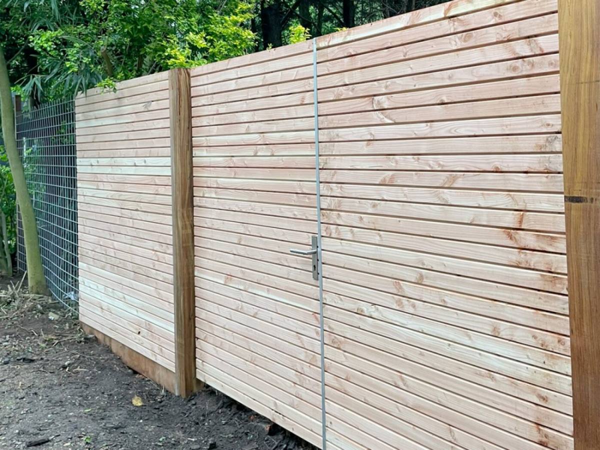 Stalen poortframe met houten vulling