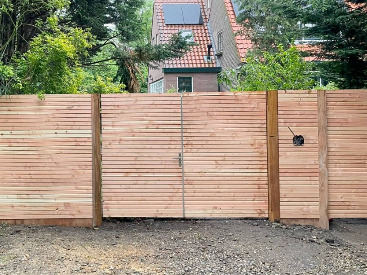 Stalen poortframe met houten vulling