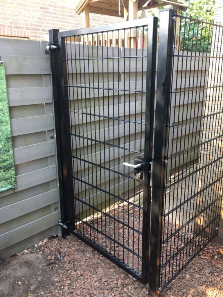 Zwarte dubbele poort in RAL 9005 passend bij dubbelstaafmat hekwerk