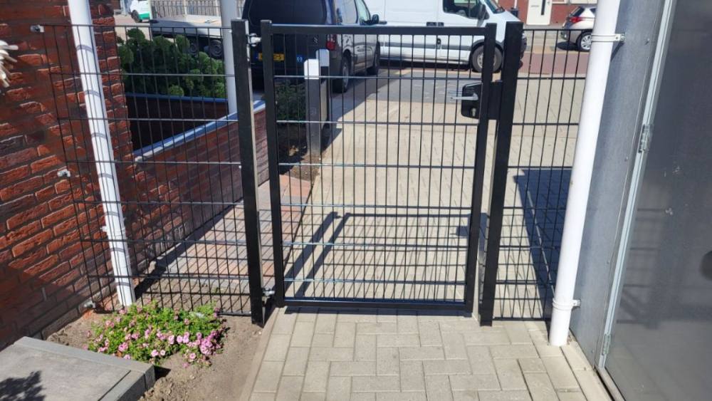 Zwarte looppoort in een lijn dubbelstaafmat hekwerk