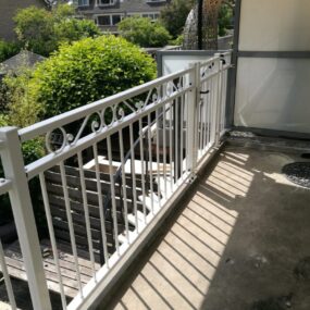 Stalen balustrade op maat langs een balkon
