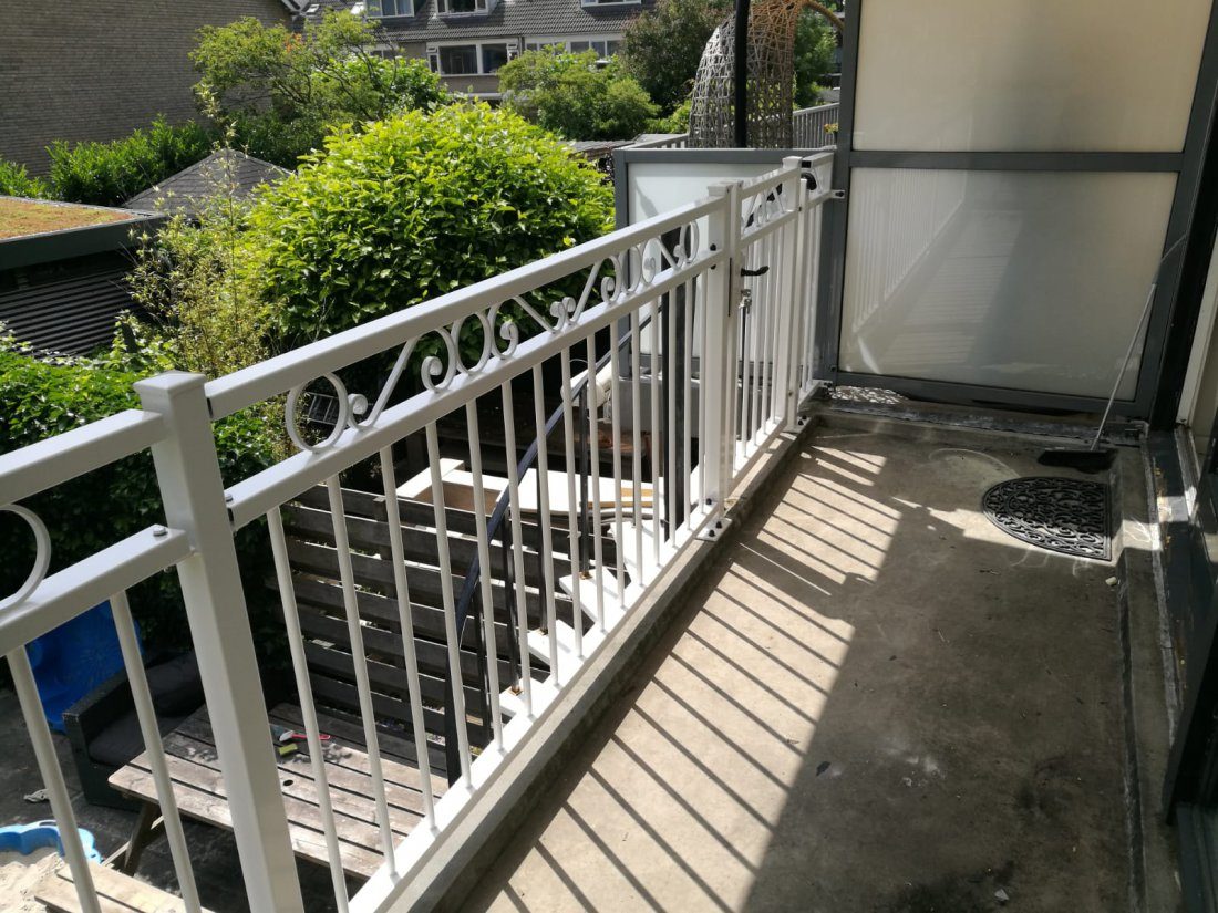 Stalen balustrade op maat langs een balkon