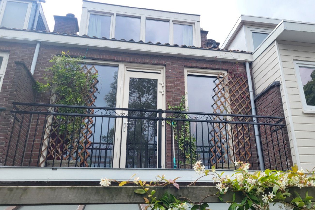 Detail van het staalwerk van een balustrade