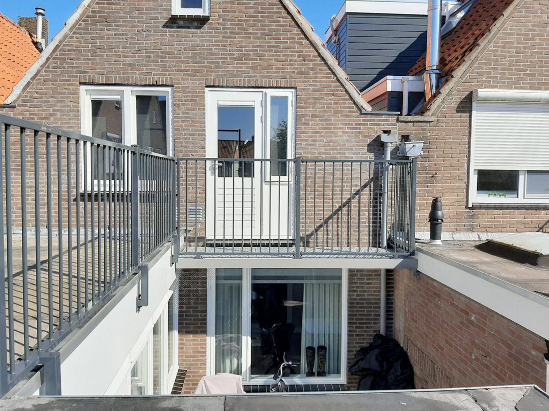 Stalen balustrade met spijlen langs een terras