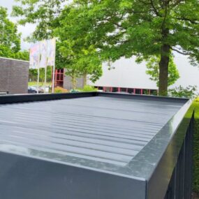 Stalen fietsenstalling met glazen dak en wanden