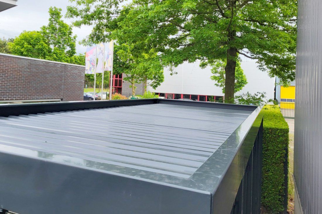 Stalen fietsenstalling met glazen dak en wanden