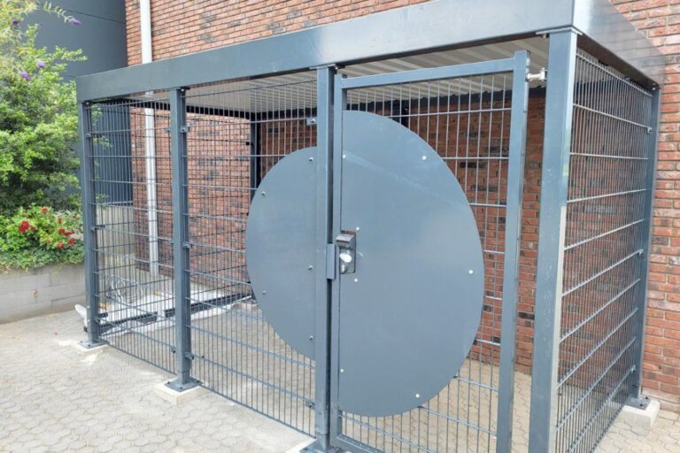 Stalen fietsenhok op maat geplaatst door Hekwerkkampen.nl