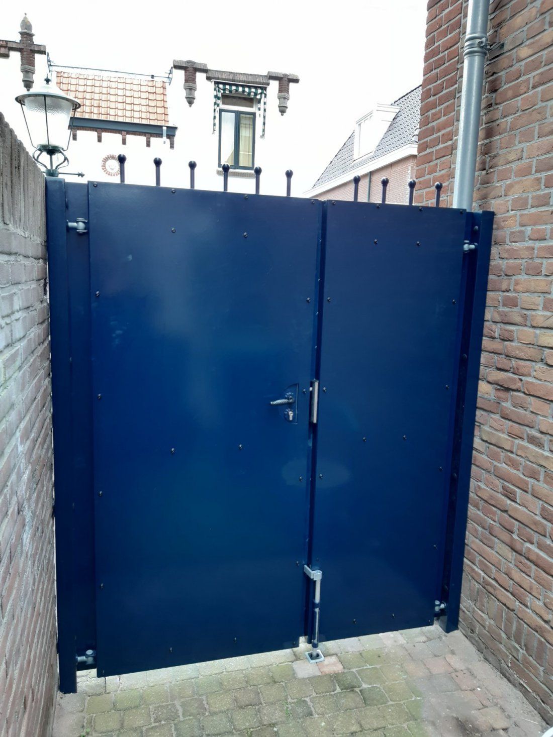 Dichte stalen poort met panelen