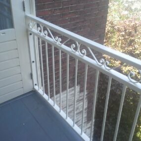 Antracietgrijze stalen balustrade langs een woning