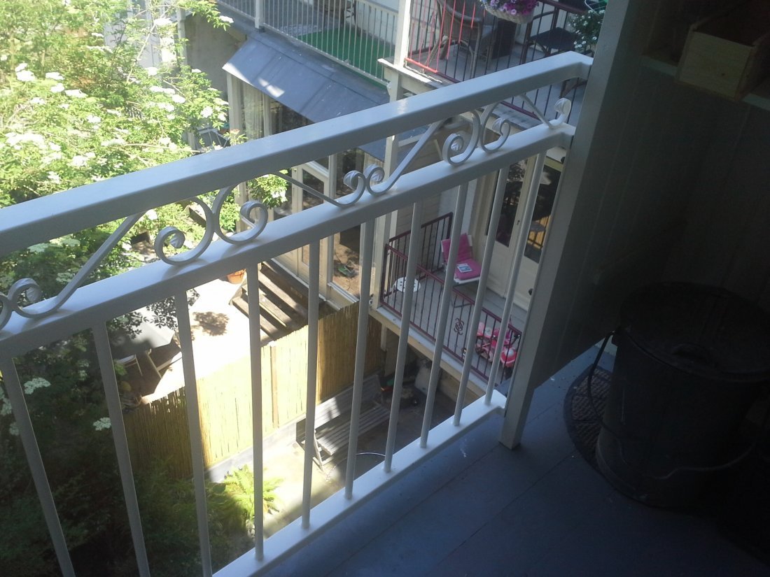 Stalen balustrade in een donkere RAL-kleur
