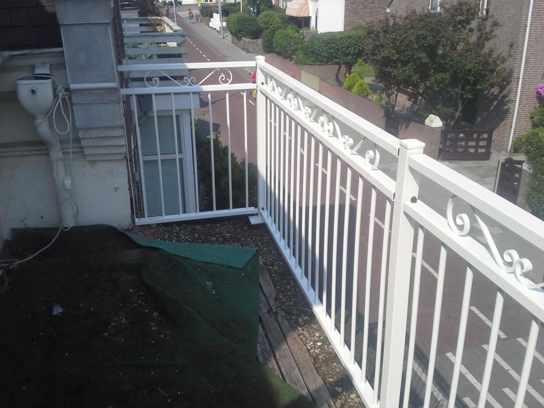 Gepoedercoate stalen balustrade bij een gevel