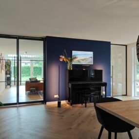 Stalen deur met verticale roedeverdeling