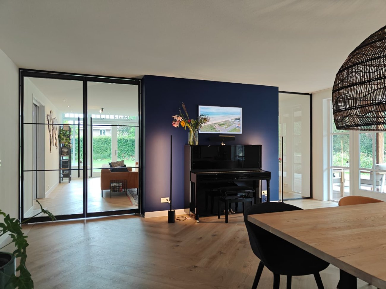 Stalen deur met verticale roedeverdeling