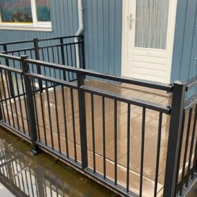 Stalen balustrade met beschermende coating buiten