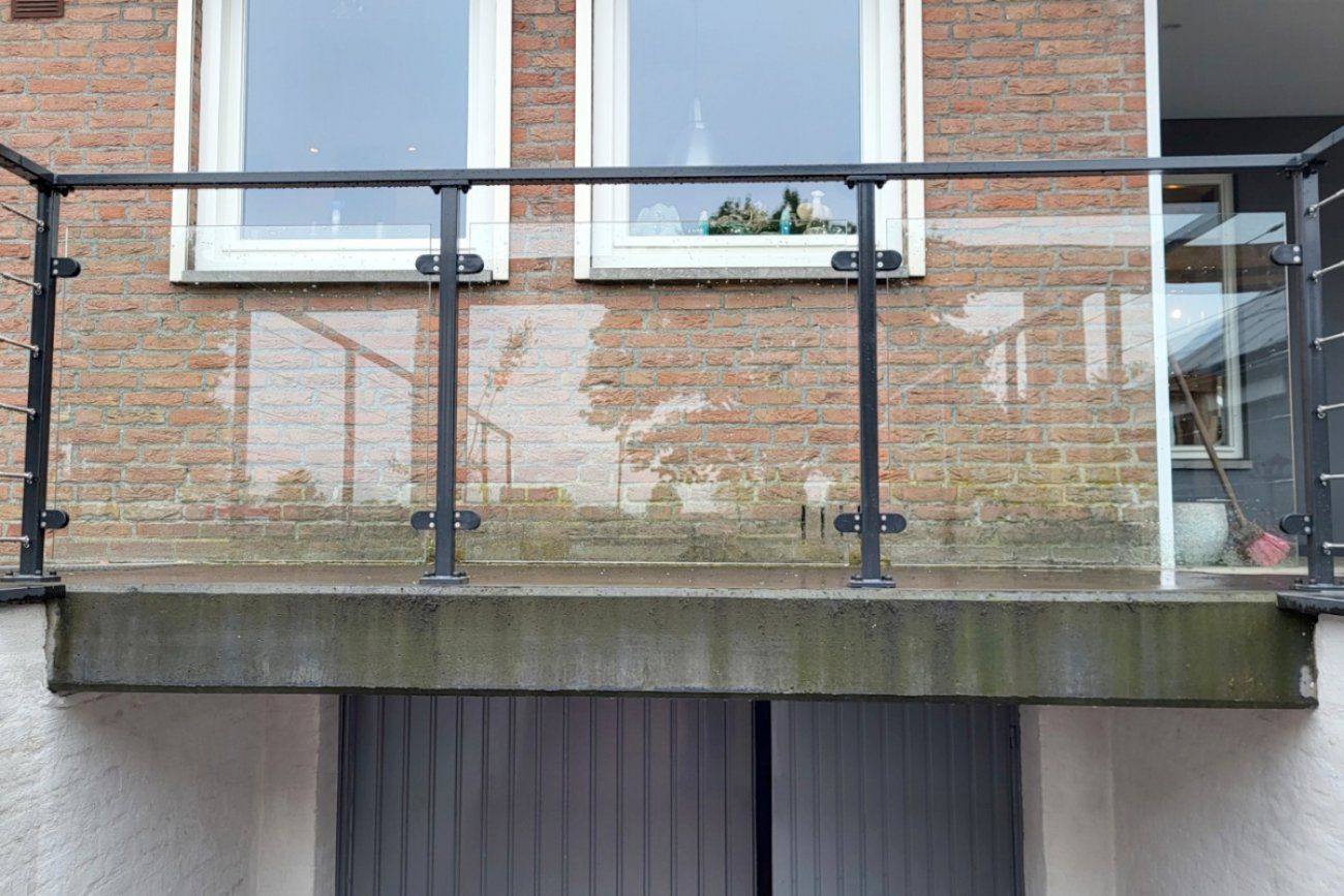 Detail van een goed onderhouden stalen balustrade