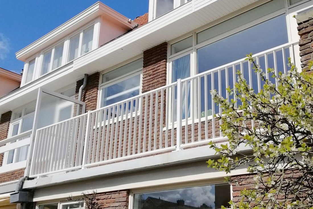 Stalen balustrade langs een terras in de buitenlucht