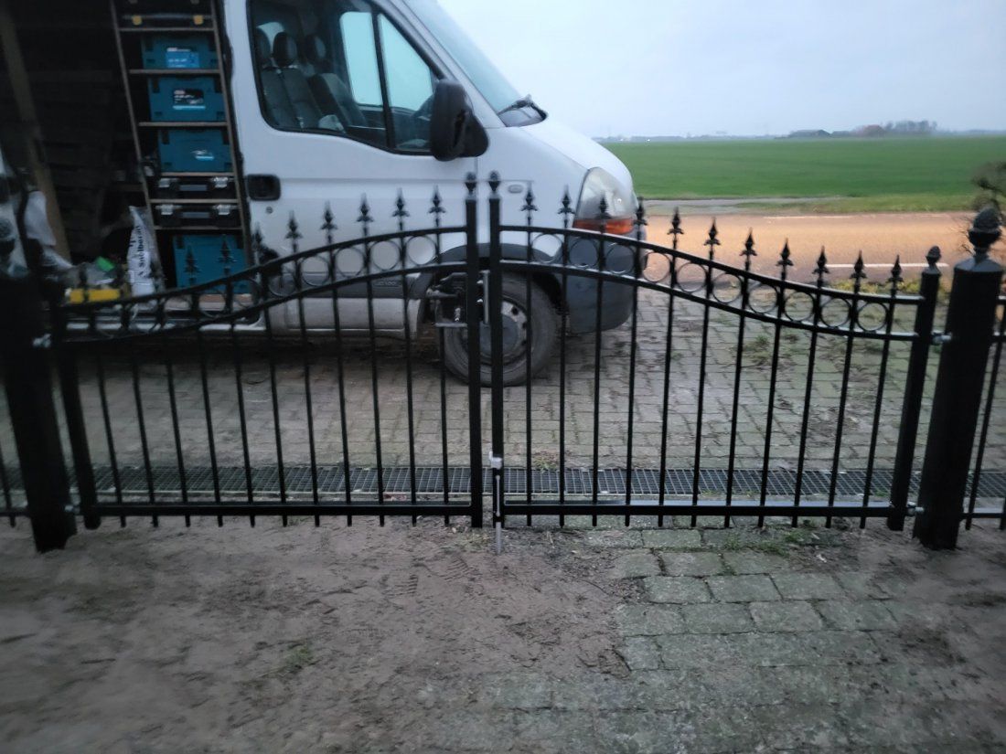 Getoogde stalen poort op maat