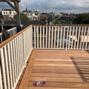Stalen balustrade met verticale spijlen op een balkon