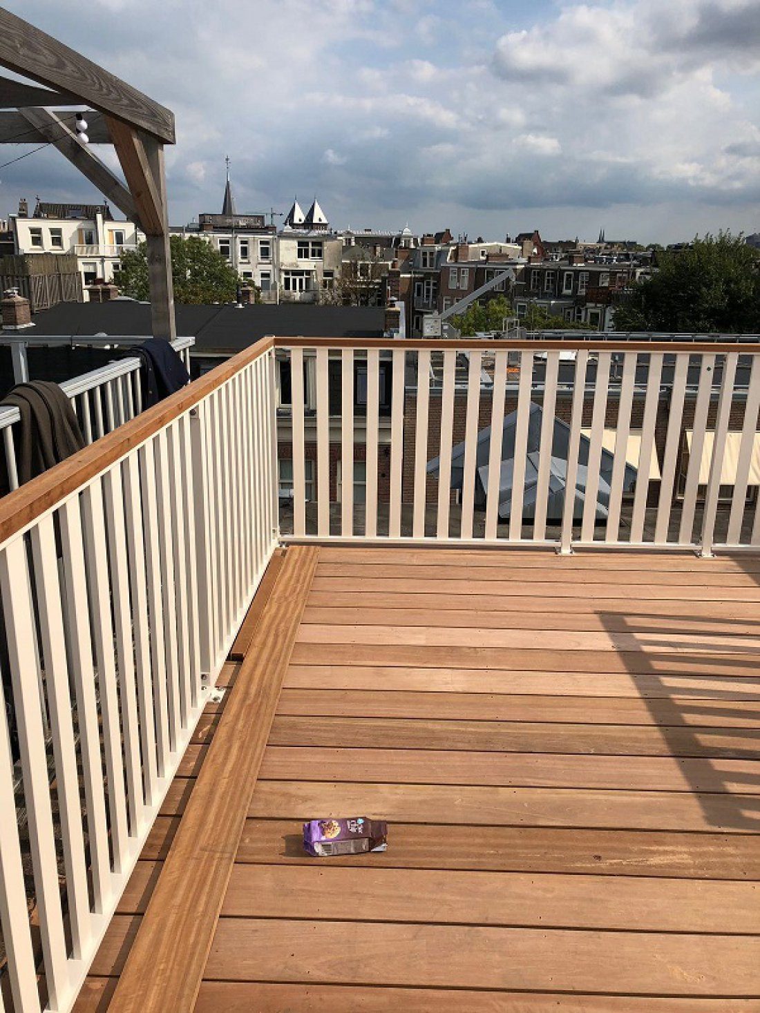 Stalen balustrade met verticale spijlen op een balkon